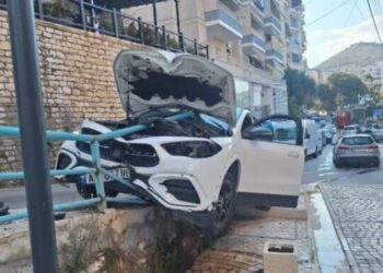 Aksident i frikshëm në Sarandë, makina çan barrierat e rrugës, shpëton mrekullisht turisti francez