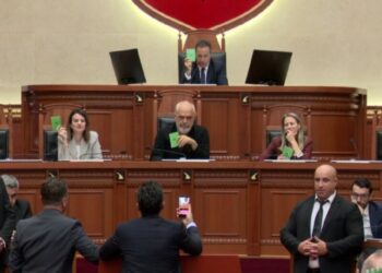 Rama reagon ndaj Shehajt dhe Kaprit: Kushedi si rrotullohet në varr Mit’hat Frashëri me këta karagjozë