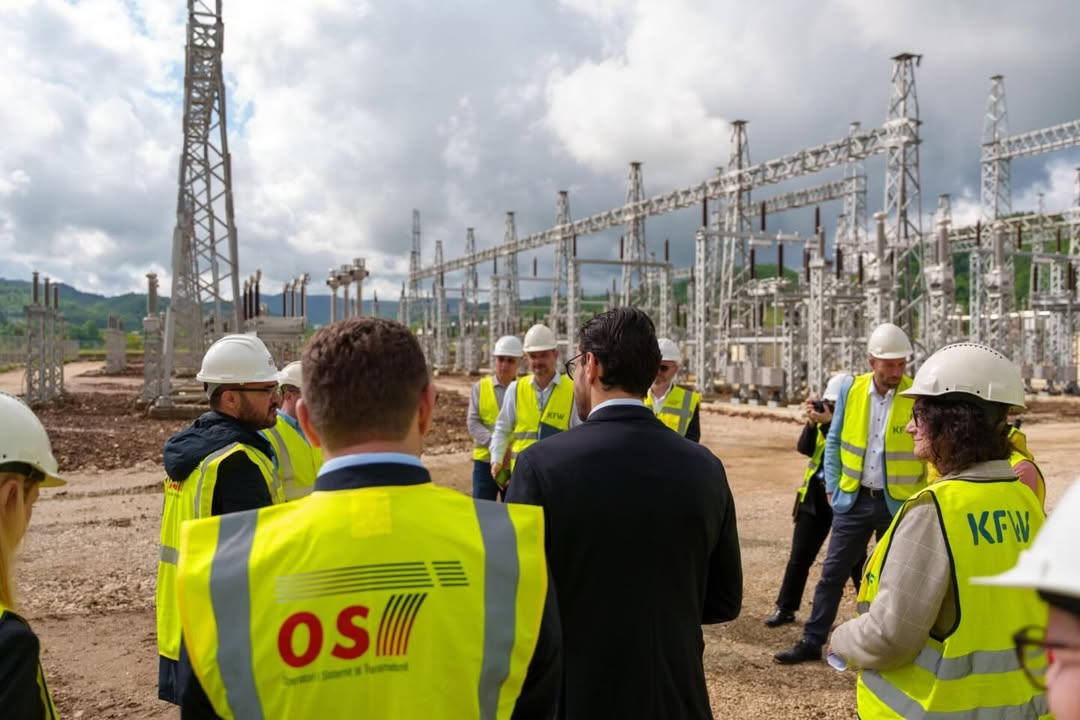 Karakaçi inspekton punimet e nënstacionit të ri në Kamëz  Furnizim më cilësor dhe më i sigurt me energji elektrike