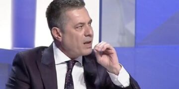 Non Grata “e hequr”, komplimente qytetarit Berisha, kujtesë për politikanët