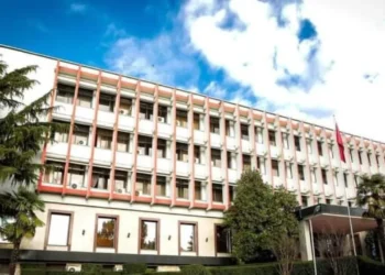 Protestuesit heqin flamurin e Ambasadës së Izraelit në Tiranë, Ministria e Jashtme: Po përçani dhe po përhapni urrejtje!