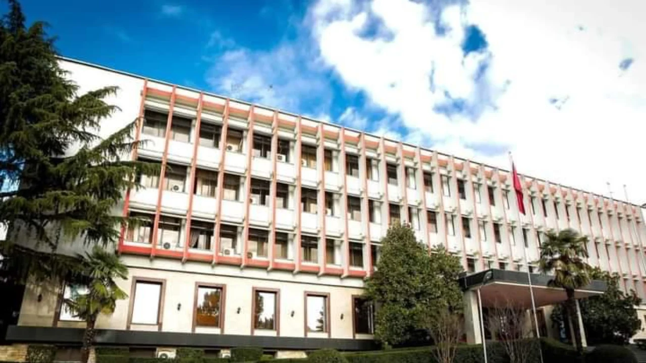 Protestuesit heqin flamurin e Ambasadës së Izraelit në Tiranë  Ministria e Jashtme  Po përçani dhe po përhapni urrejtje 