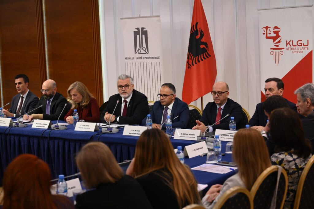 A mund të ketë vendime të pavarura kur ‘gjykimi’ bëhet edhe në opinionin publik? Konferencë me krerët e drejtësisë në Tiranë