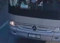 “Ju sfidoj, ç’do thoni tani?”, deputeti i PS nxjerr foton e autobusit nga Greqia në protestën e Zvërnecit