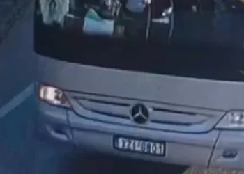 “Ju sfidoj, ç’do thoni tani?”, deputeti i PS nxjerr foton e autobusit nga Greqia në protestën e Zvërnecit