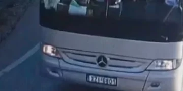 “Ju sfidoj, ç’do thoni tani?”, deputeti i PS nxjerr foton e autobusit nga Greqia në protestën e Zvërnecit