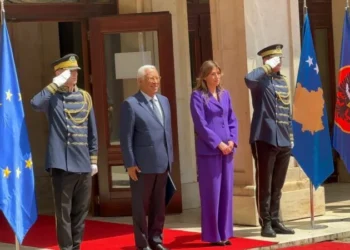Antonio Costa mbërrin në Kosovë, takohet me presidenten në detyrë dhe Kurtin