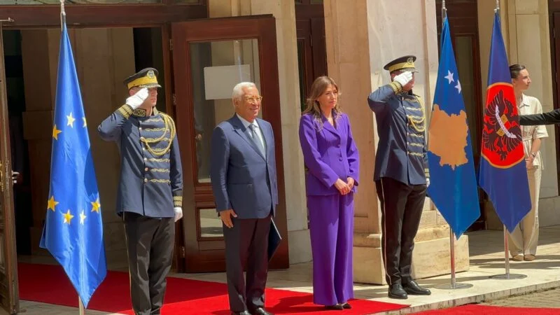 Antonio Costa mbërrin në Kosovë  takohet me presidenten në detyrë dhe Kurtin