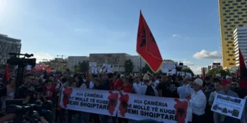 Protesta për Zvërnecin, qytetarët mblidhen në sheshin “Skënderbej”