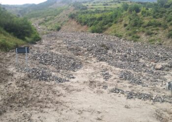 Rrëshqitje dheu e gurësh pas reshjeve të shiut, bllokohet një pjesë e aksit Moglicë-Gramsh