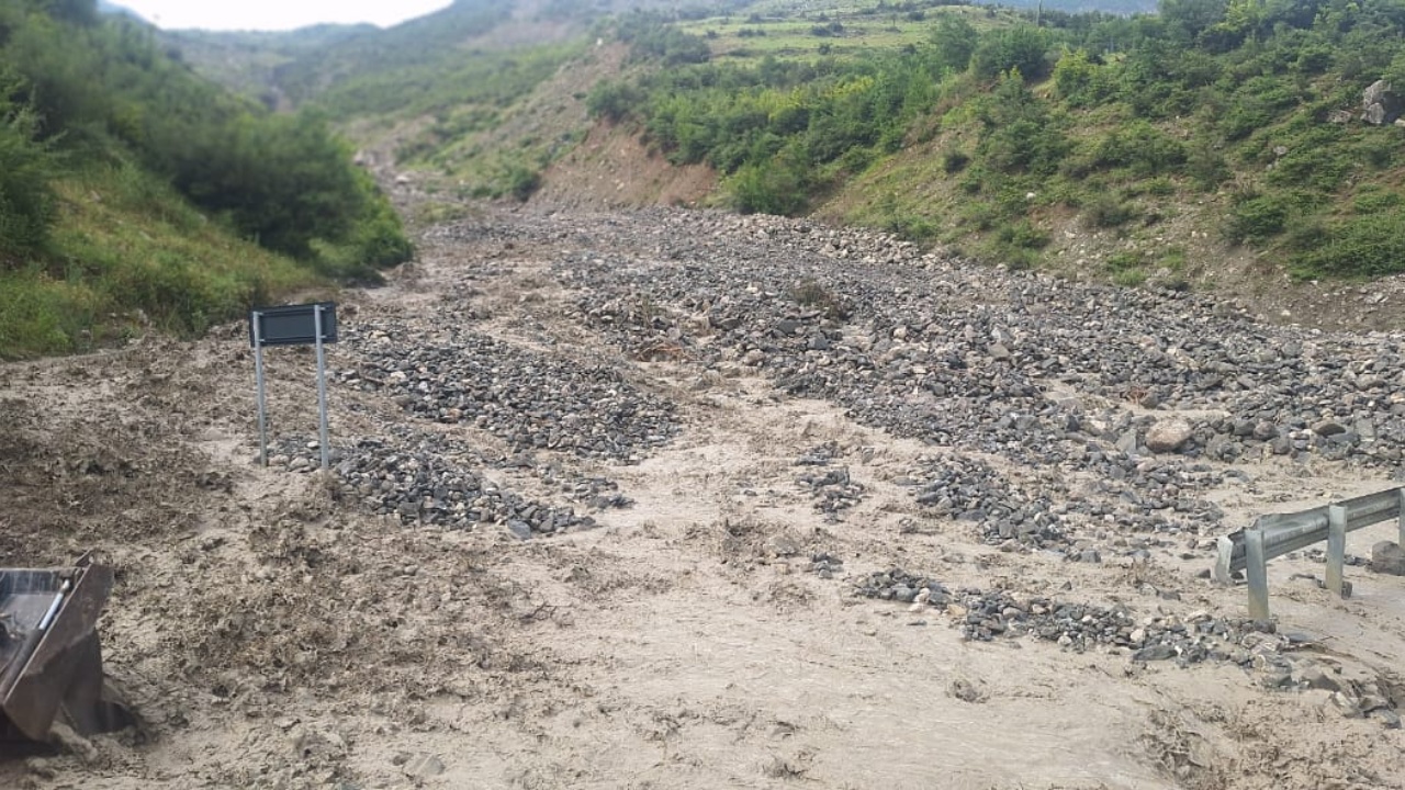 Rrëshqitje dheu e gurësh pas reshjeve të shiut  bllokohet një pjesë e aksit Moglicë Gramsh