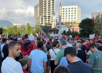 Zvërneci/ Dita e 11-të e protestës, qytetarët mblidhen tek sheshi “Skënderbej”, do të marshojnë drejt Kryeministrisë