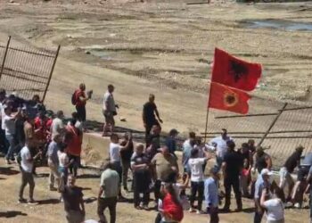 Ndërtimi i resortit në Rrjoll, banorët shembin rrethimin metalik dhe futen në kantier, përplasje me policinë