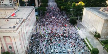FOTOLAJM/ Protesta në ditën e 15-të, ja sa është pjesëmarrja