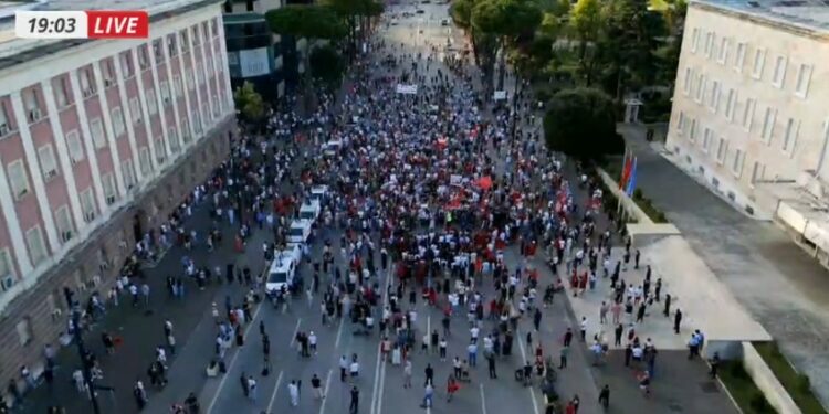 FOTO LIVE NGA PROTESTA/ DITA 16