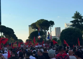 Dita e 21-të e protestës, qytetarët mblidhen para Kryeministrisë