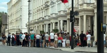 Protesta e shqiptarëve në Londër, ja pamjet nga tubimi