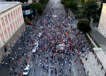 VIDEOLAJM/ Pamjet me dron zbulojnë pjesëmarrjen në protestën e sotme para Kryeministrisë