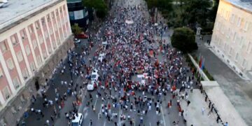 VIDEOLAJM/ Pamjet me dron zbulojnë pjesëmarrjen në protestën e sotme para Kryeministrisë
