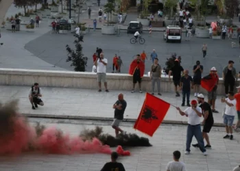 VIDEO / Xhama të thyer dhe dyer të shkatërruara, pasojat pas sulmit të protestuesve te ‘Politekniku’