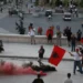 VIDEO / Xhama të thyer dhe dyer të shkatërruara, pasojat pas sulmit të protestuesve te ‘Politekniku’