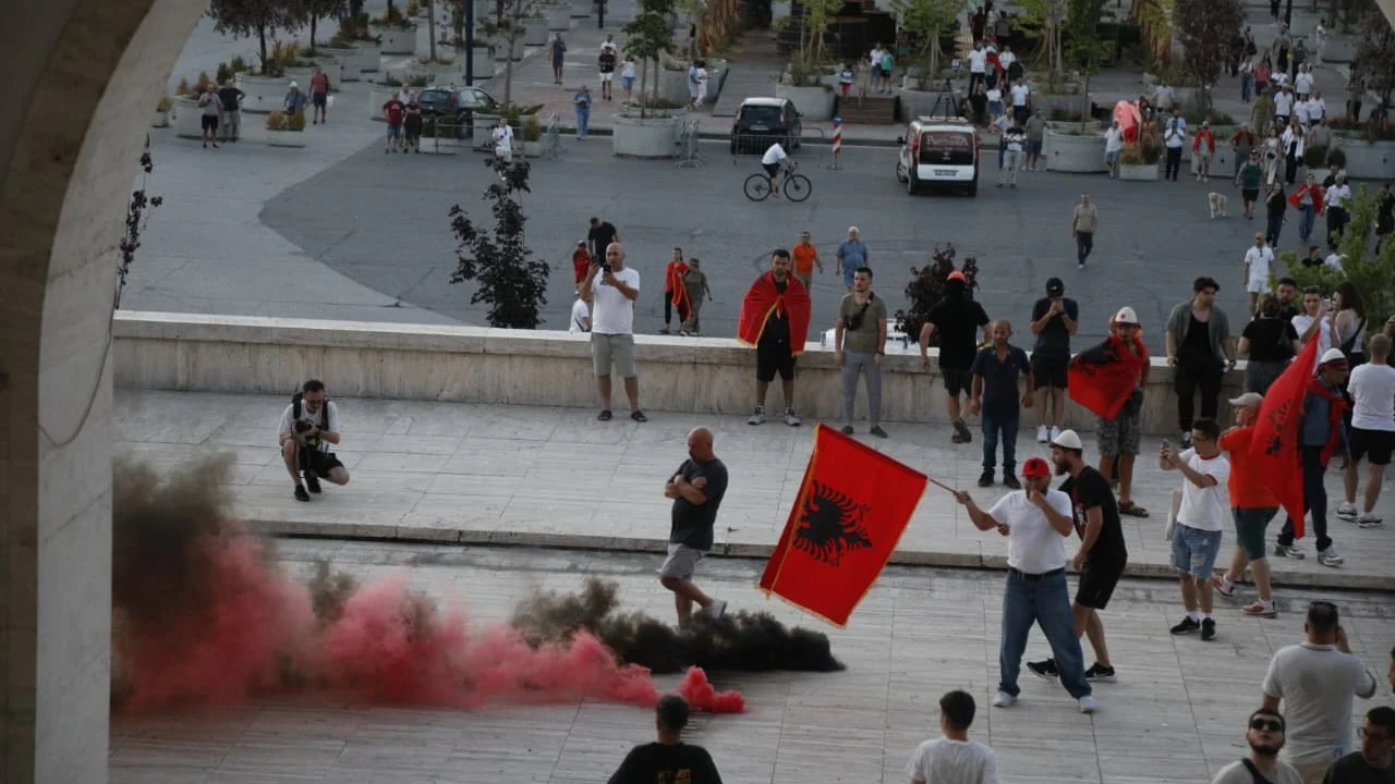 VIDEO   Xhama të thyer dhe dyer të shkatërruara  pasojat pas sulmit të protestuesve te  Politekniku 