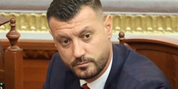 Protesta/ Deputeti socialist: Nëse keni alternativë më të mirë, bujrum tek kutia e votimit!