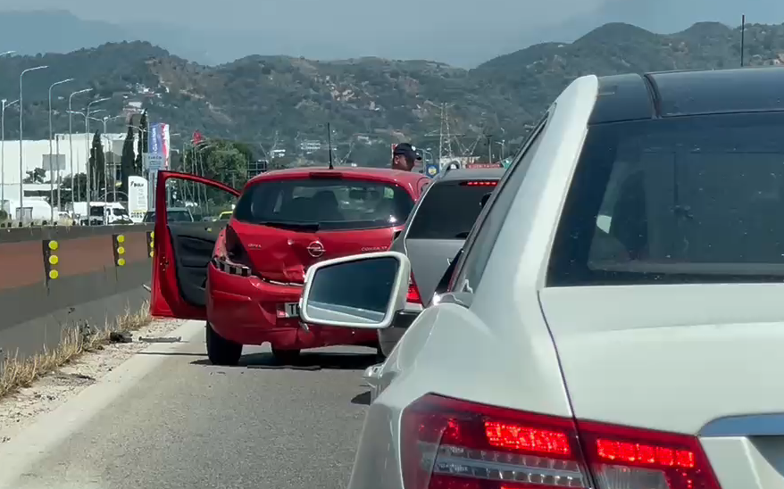 Aksident zinxhir në autostradën Durrës Tiranë  Disa automjete përplasen pranë Maminasit