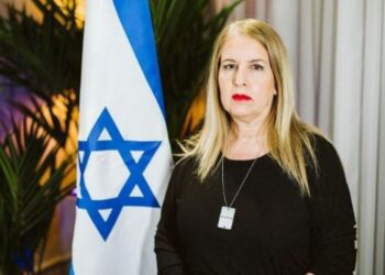 Ambasadorja e Izraelit në Tiranë reagon pas heqjes së flamurit nga protestuesit: Ky akt nuk i nderon shqiptarët