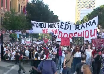 Analisti: Përmes luftës kibernetike po prodhohen realitete të manipuluara, protesta po shkon drejt rënies