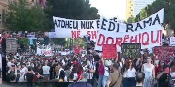 Analisti: Përmes luftës kibernetike po prodhohen realitete të manipuluara, protesta po shkon drejt rënies