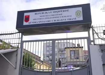 Vuante nga problemet e shëndetit mendor, i dënuari gjendet i pajetë në spitalin e burgjeve ku po kurohej
