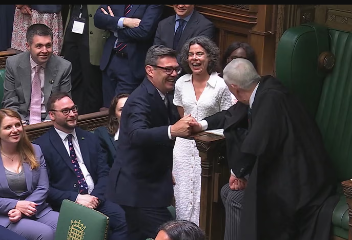 Dorëheqja e Starmer  Andy Burnham betohet si deputet për Makerfield