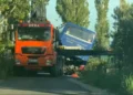 Përdori rrugën dytësore për të shmangur trafikun e Shëngjinit, autobusi i agjencisë turistike përfundon në kanal
