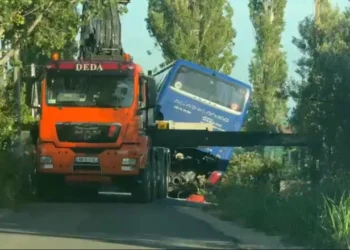 Përdori rrugën dytësore për të shmangur trafikun e Shëngjinit, autobusi i agjencisë turistike përfundon në kanal