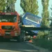 Përdori rrugën dytësore për të shmangur trafikun e Shëngjinit, autobusi i agjencisë turistike përfundon në kanal