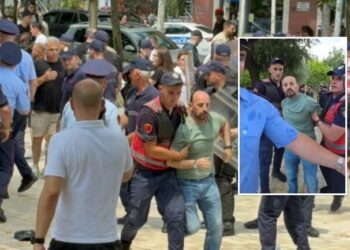 VIDEO / Policia shpërndan tubimin para Parlamentit, shoqërohen disa protestues, mes tyre edhe Dritan Goxhaj