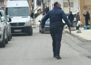 Lirohet polici që i dha celularin Veliajt gjatë transferimit në burg