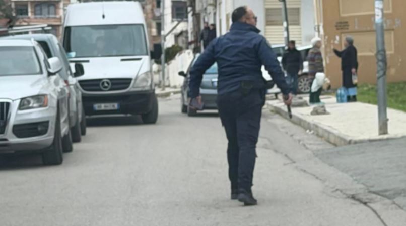 Lirohet polici që i dha celularin Veliajt gjatë transferimit në burg