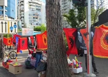 Protesta kthehet në biznes! Ja çfarë po ndodh në qendër të Tiranës (VIDEO)