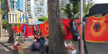 Protesta kthehet në biznes! Ja çfarë po ndodh në qendër të Tiranës (VIDEO)