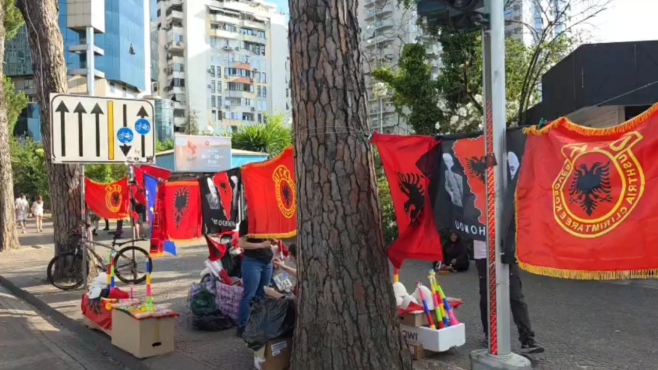 Protesta kthehet në biznes  Ja çfarë po ndodh në qendër të Tiranës  VIDEO 