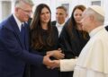 Fotolajm/ Gazetari i opozitës sulmon nënkryetarin e opozitës pas takimit me Papën