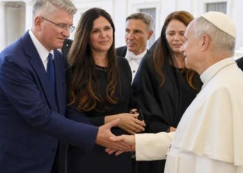 FOTOLAJM/ Gazetari i opozitës sulmon nënkryetarin e opozitës pas takimit me Papën