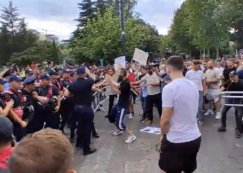 Tensione në Bulevard, protestuesit çajnë kordonin e policisë