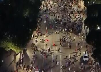 VIDEOLAJM/ Dita e 17-ë e protestës para Kryeministrisë, ja sa është pjesëmarrja mbrëmjen e së martës