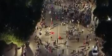 VIDEOLAJM/ Dita e 17-ë e protestës para Kryeministrisë, ja sa është pjesëmarrja mbrëmjen e së martës