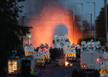 Sulme me tulla, zjarr dhe molotovë! Nuk ndalet dhuna në Irlandën e Veriut