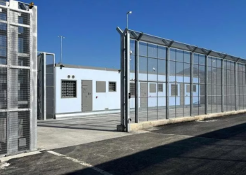 BE vë në pikëpyetje qendrat italiane të emigrantëve në Gjadër