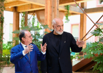 Rama ndan pamjet, ish-presidenti francez nderohet me Medaljen e Artë të Mirënjohjes Publike